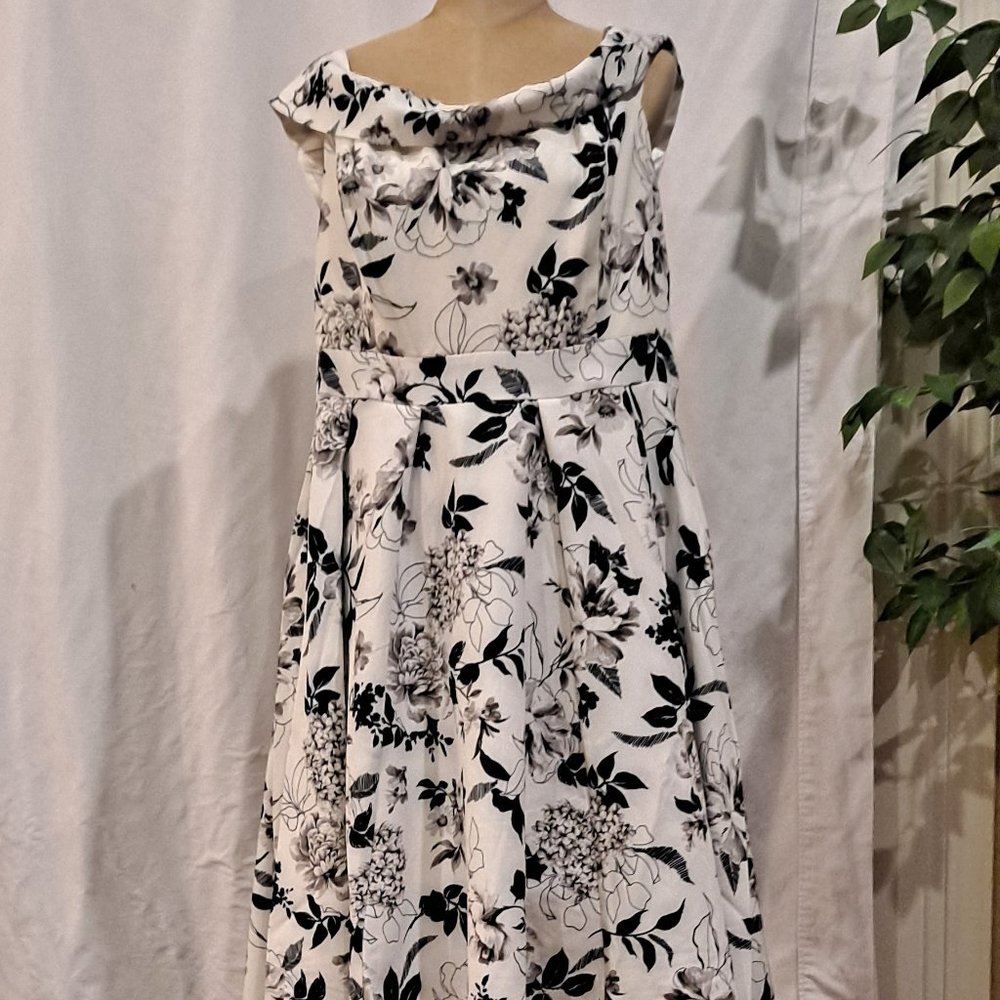 MACY'S CITY CHIC DRESS